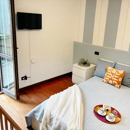 Affittacamere Holihome - La Dei Fiori 3*