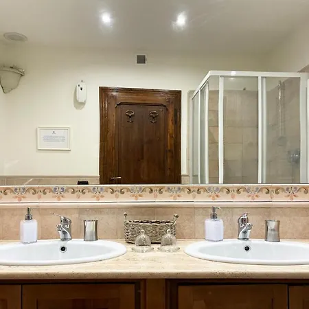 Holihome - La Dei Fiori Guest house *